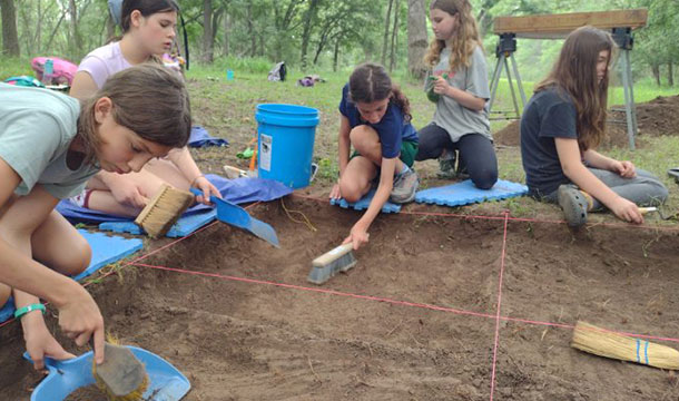 girls digging in dirt at camp la jita